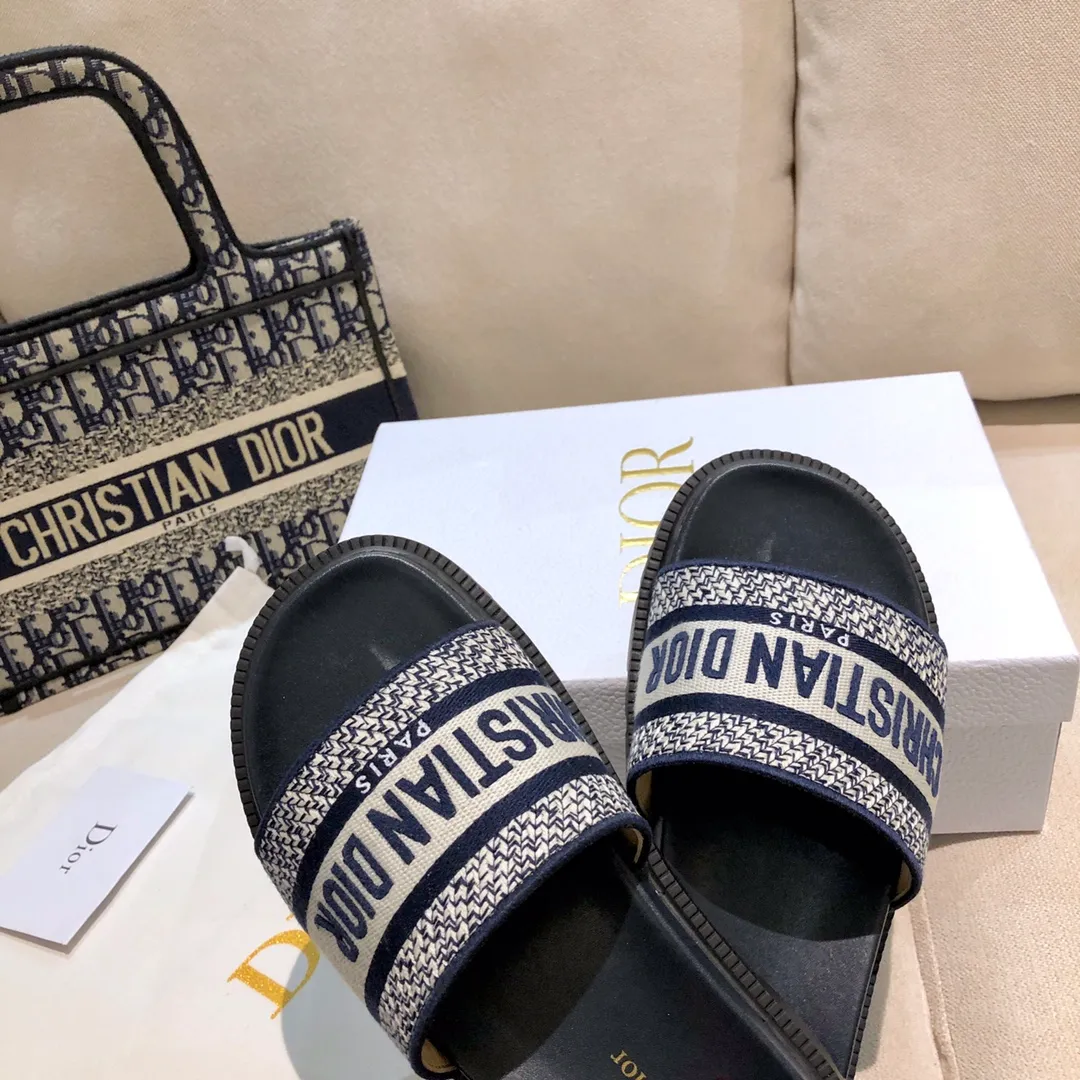 👟👟Ex-factory price P360👟👟 New version 2024- Water platform version DIOR early spring new jacquard embroidered sandals ✨🧚‍♀️ 〰〰️〰️〰️〰️️ As the D family's flagship presbyopia embroidery series sandals, new colors are added every year, and they are sold out as soon as they are new. The embroidery design is three-dimensional and very exquisite, simple and elegant, and not picky at all. It can be held in any occasion and makes people fall in love with it. ✨ Exclusive custom-made letter three-dimensional embroidery upper, high-density electric embroidery technology, without any connections or overlaps, perfect quality and complex craftsmanship. Consistent with the original version, comfortable and soft, please note the size: 35-41✨